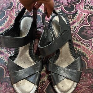 Easy Spirit Anti Gravity Sandals size 8.5 color black Velcro closure at ankle.